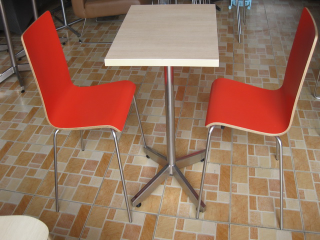 ชุดโต๊ะไม้พร้อมเก้าอี้ไม้ดัด มือสอง สภาพดี รูปที่ 1