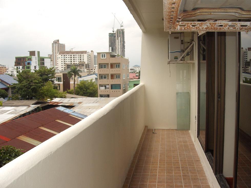 ขายถูก The Roof Garden ถนนสุขุมวิท 50 ชั้น 4 ห้องมุม 61 ตร.ม. 1 ห้องนอน 1 ห้องน้ำ 1 ห้องพักผ่อน แอร์ 2 ตัว ติดสระว่ายน้ำ ทำเลดีมาก ใกล้ทางด่ รูปที่ 7