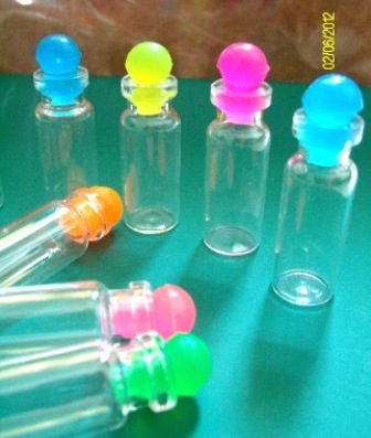 ขวดแก้วจิ๋ว ขนาด 5 cc.  (ฝาจุกพลาสติก) รูปที่ 2