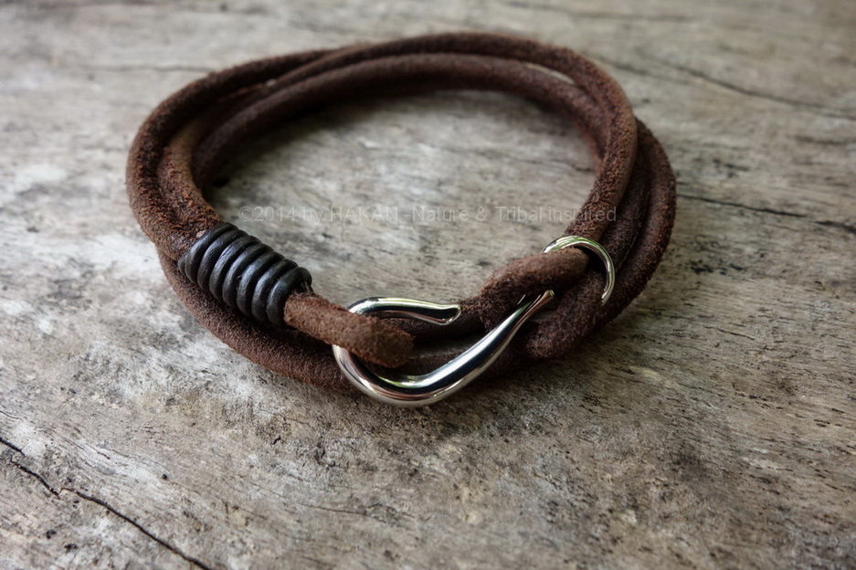 กำไลข้อมือหนังกลับ สีช๊อกโกแลต  [ Chocolate un-plaited leather bracelet with fish hook fastening] รูปที่ 1