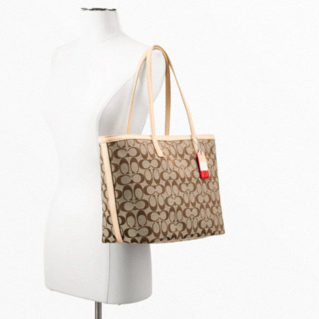 กระเป๋า COACH  WEEKEND SIGNATURE C MEDIUM ZIP TOP TOTE F23465 รูปที่ 4