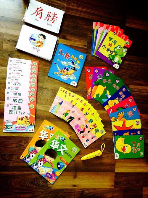 หนังสือสอนภาษาอังกฤษแบบมีเสียง พร้อมปากกาจิ้มแล้วพูดสอนได้ โดยสอน การออกเสียงแบบ โฟนิกส์ และ แกรมม่าค่ะ ซึ่งเด็กสมัยนี้ต้องเรียนกันทั้งนั้นค่ะ แต่ปัญหาคือ ผู้ใหญ่หรือพ่อแม่อย่างเราไม่เป็นค่ะ เนื่องจากการการเรียนการสอนภาษาอังกฤษในสมัยเราไม่ได้สอน Phonics ค รูปที่ 7