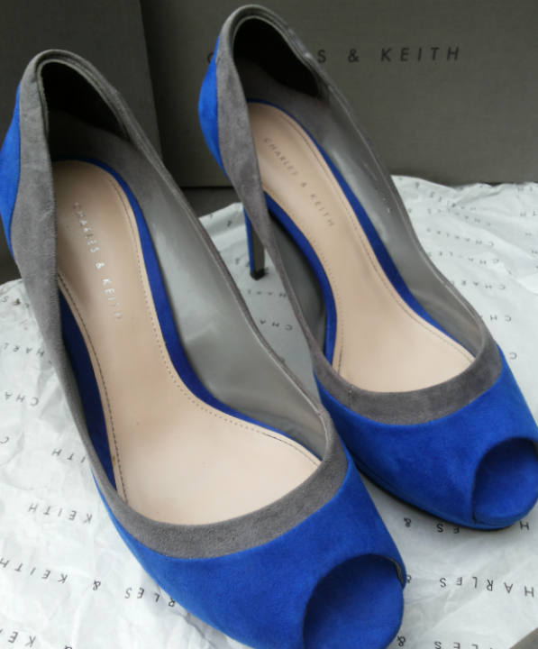 รองเท้า charles and keith รุ่น ck1- 60360574 สี blue มือสอง size 39 รูปที่ 1