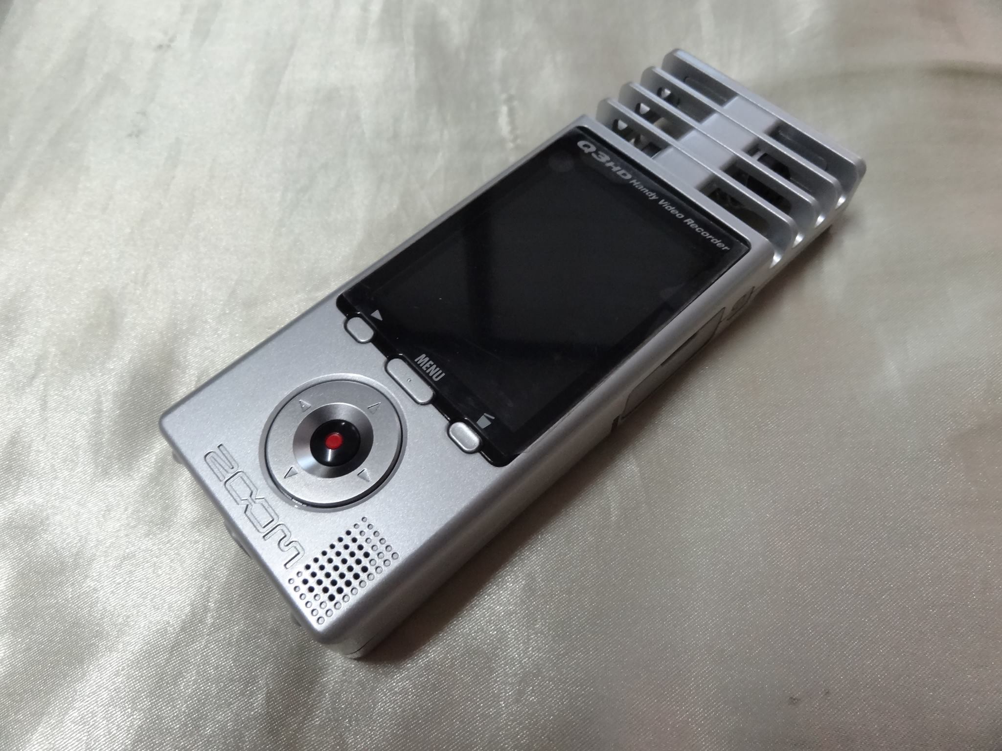 กล้องวิดีโอแบบพกพา ยี่ห้อ ZOOM รุ่น Q3HD พร้อมอุปกรณ์เสริม รูปที่ 3