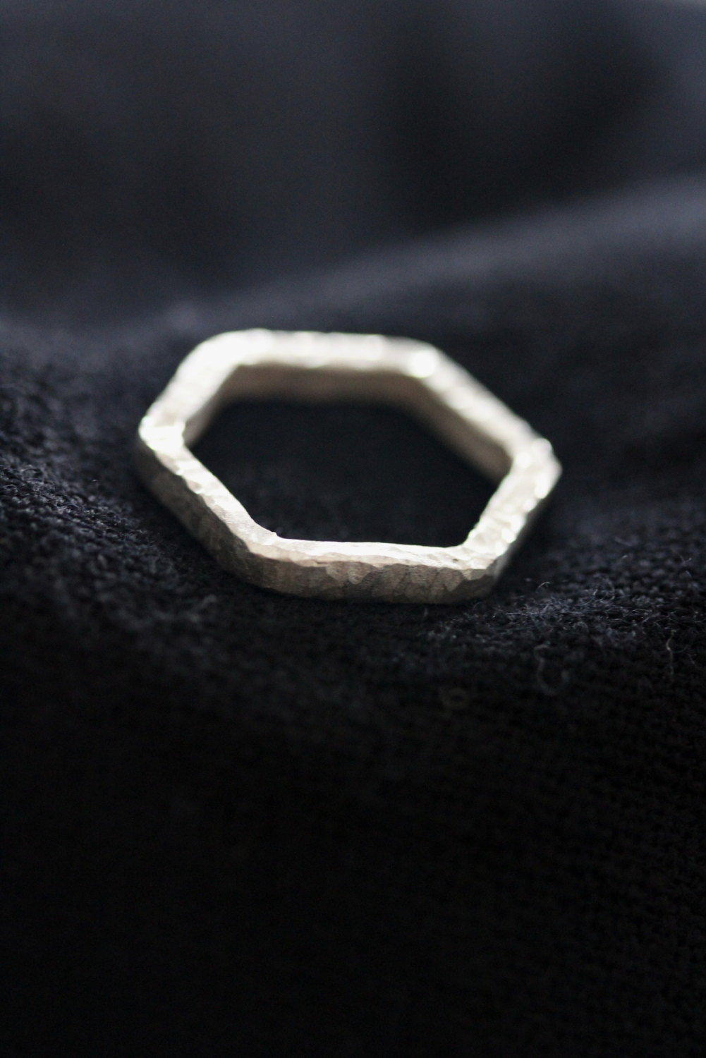 แหวนเงินหกเหลี่ยม Handmade hexagonal ring in hammered silver wire รูปที่ 1