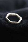 แหวนเงินหกเหลี่ยม Handmade hexagonal ring in hammered silver wire
