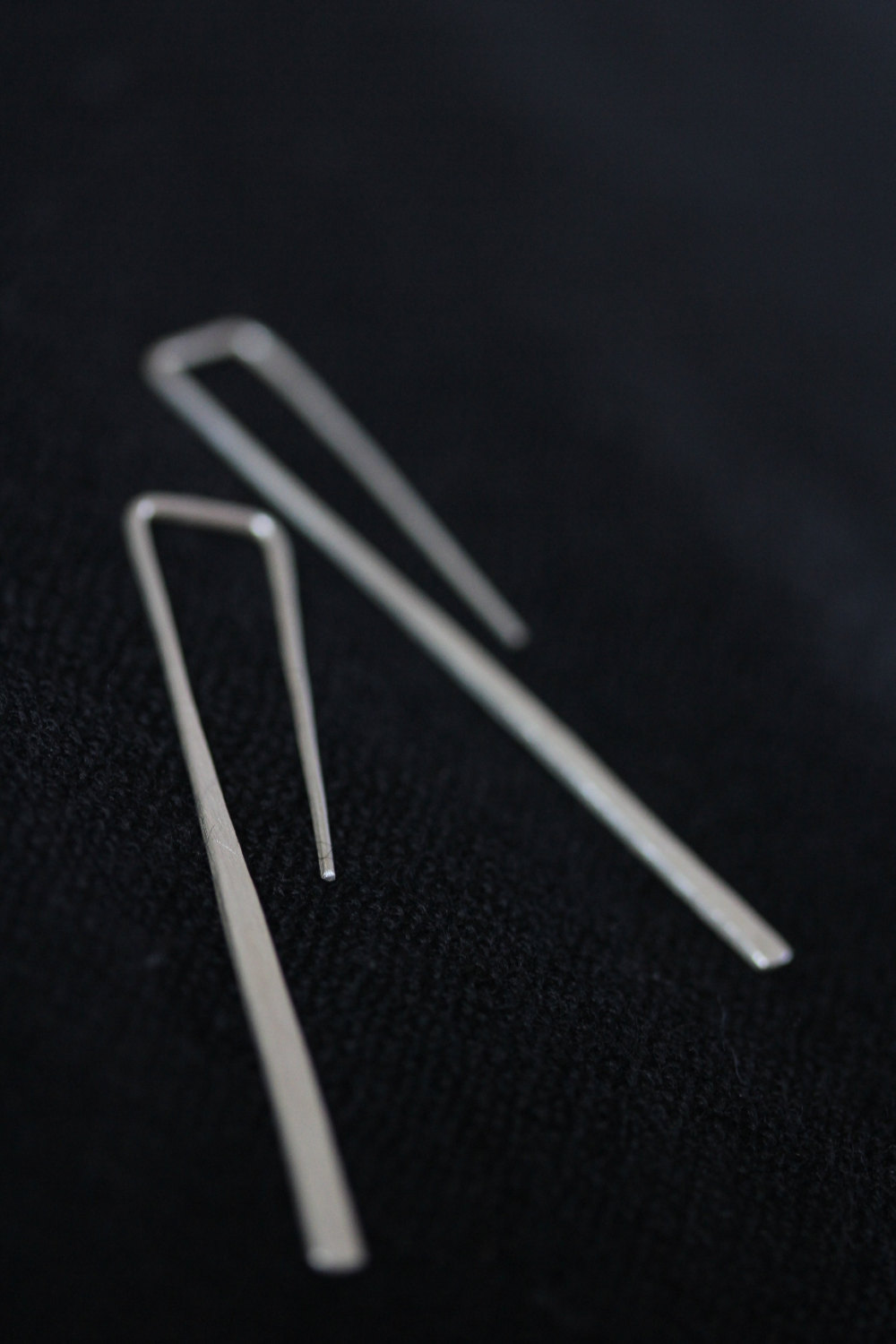 ต่างหูเงินทรงไม้จิ้มฟัน Toothpick-shape hook earring รูปที่ 1