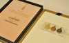 รูปย่อ เหรียญพระมหาชนกชุดทองคำเล็ก (ทองคำ นาค เงิน) พร้อมหนังสือปกแข็ง และ กล่อง รูปที่1