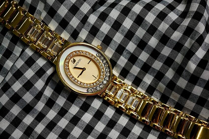 นาฬิกา Swarovski งาน AAA สายเลสสีทอง ตัวเรือนสีทอง พื้นหน้าปัดตกแต่งสวยงาม ขนาดตัวเรือน 34x42 mm. สายยาวประมาณ 20.5 cm. รูปที่ 1