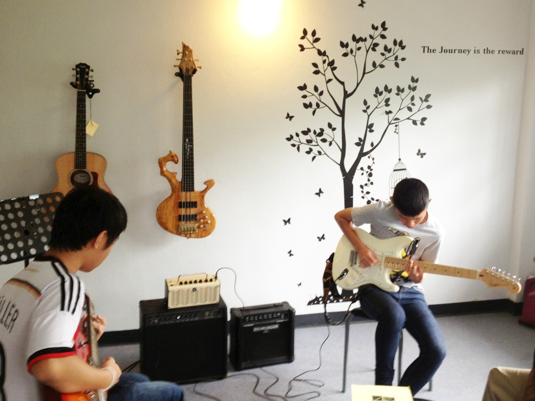สอนกีตาร์ และศิลปะ (ตรงข้ามเดอะมอลล์บางกะปิ) รูปที่ 2