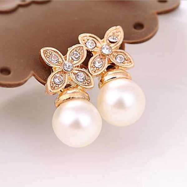 ต่างหูมุกขาว รูปดอกไม้คริสตัลหรูหราใหม่แฟชั่นเกาหลีสวย Crystal Pearl Earrings นำเข้า สีทอง - พร้อมส่งW493 ราคา250บาท รูปที่ 1