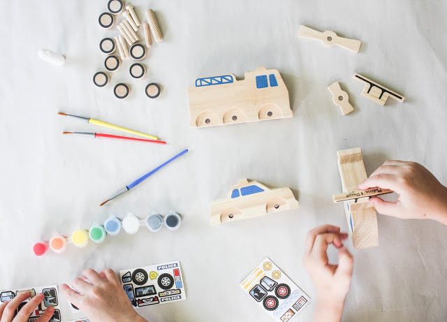 (Age 4 - Adult) ของเล่นเสริมทักษะ ประกอบระบายสี รถตำรวจ เฮลิคอปเตอร์ รถดับเพลิง DIY Wooden Rescue Vehicles Set รูปที่ 2