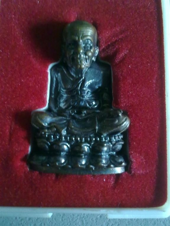 หลวงปู่ทวด ลอยองค์พิมพ์บัวรอบ รุ่นสัมฤทธิ์โชค ปี พ.ศ.2552 หลวงปู่เขียว วัดห้วยเงาะ จ.ปัตตานี เนื้อทองแดงรมมันปู ตอกโค๊ตและหมายเลข 709 : สมุทรสงคราม รูปที่ 3