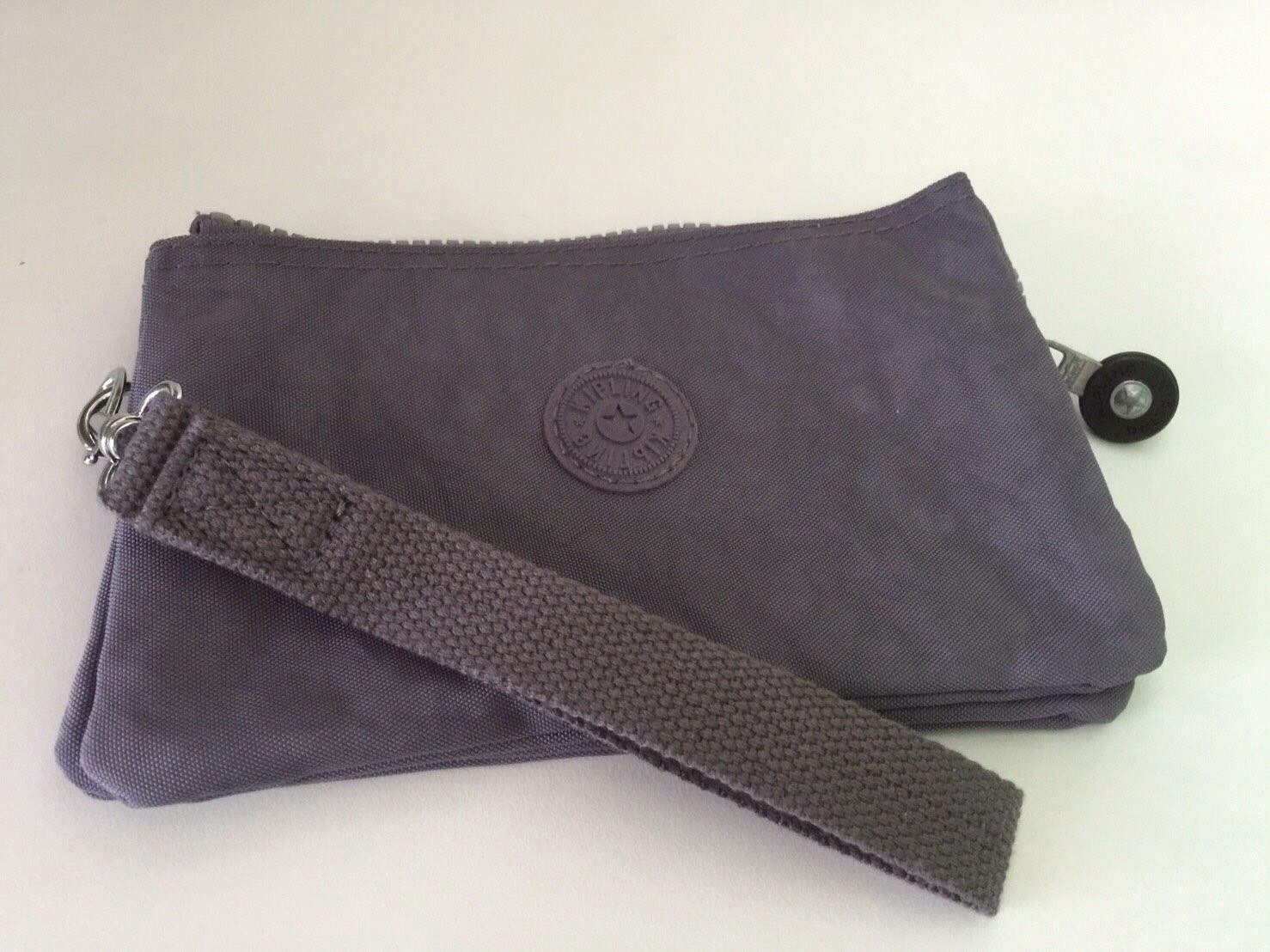 กระเป๋าคล้องมือ ยี่ห้อ Kipling ของแท้ ใหม่เอี่ยม สีม่วงเทา รูปที่ 4