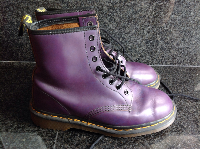 รองเท้า Dr. Martens (ด๊อกเตอร์มาร์ติน) หนังแท้ สีม่วง รุ่นออริจิเนล ของผู้หญิง ไซส์ 6.5 มือสองสภาพดี รูปที่ 1