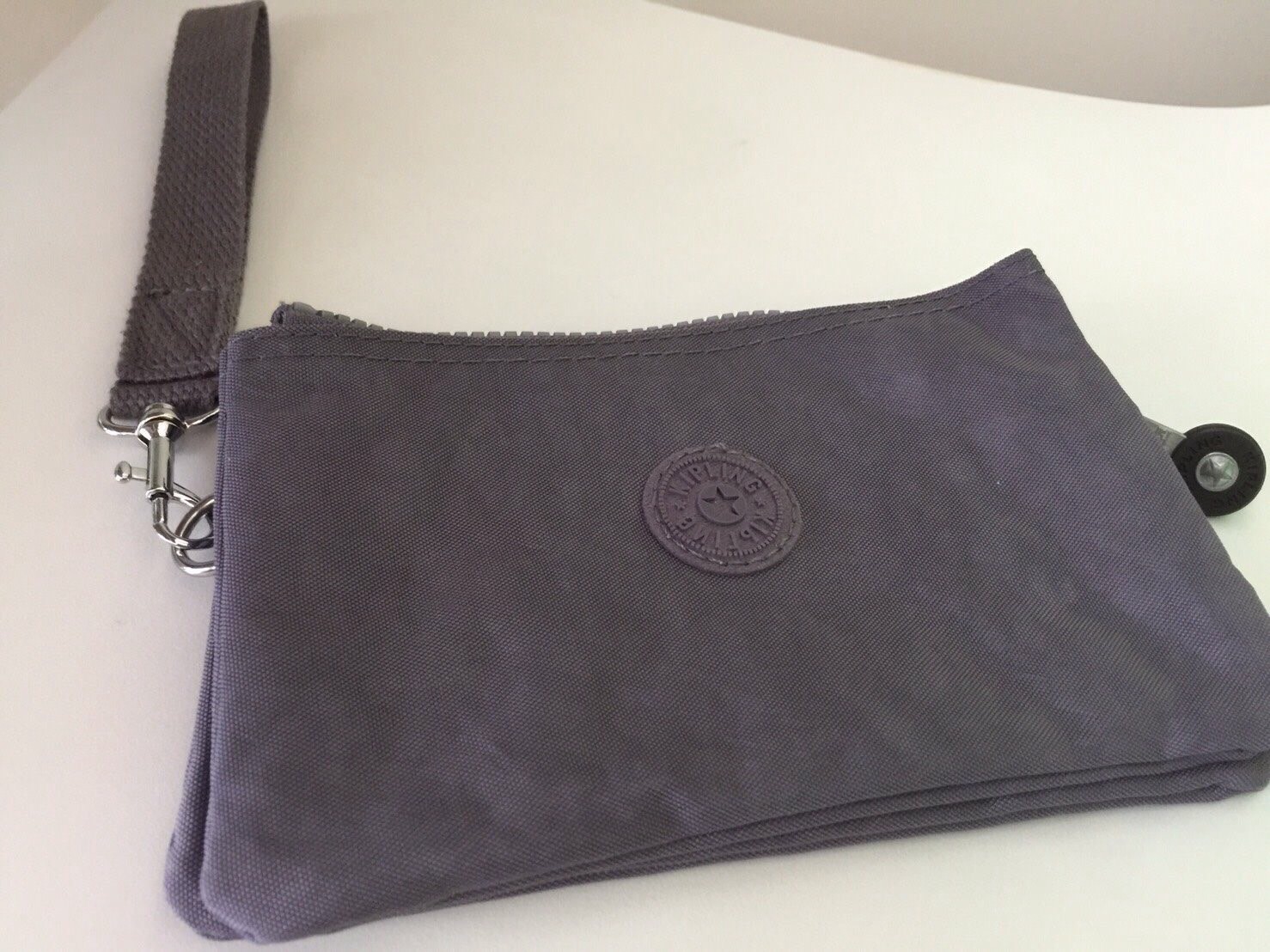 กระเป๋าคล้องมือ ยี่ห้อ Kipling ของแท้ ใหม่เอี่ยม สีม่วงเทา รูปที่ 3