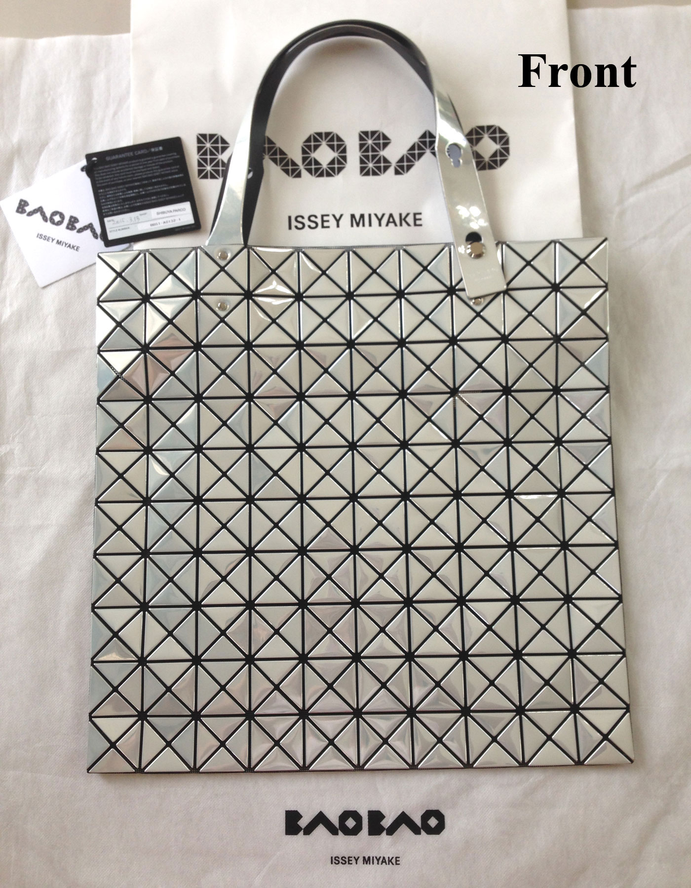 Bao Bao Baobao Issey Miyake รุ่น Limited Platinum White สีขาววิ๊ง ใบใหญ่ขนาด 10 x 10 blocks สภาพใหม่มาก แทบไม่มีตำหนิอุปกรณ์ครบ นัดรับได้ค่ะ รูปที่ 1