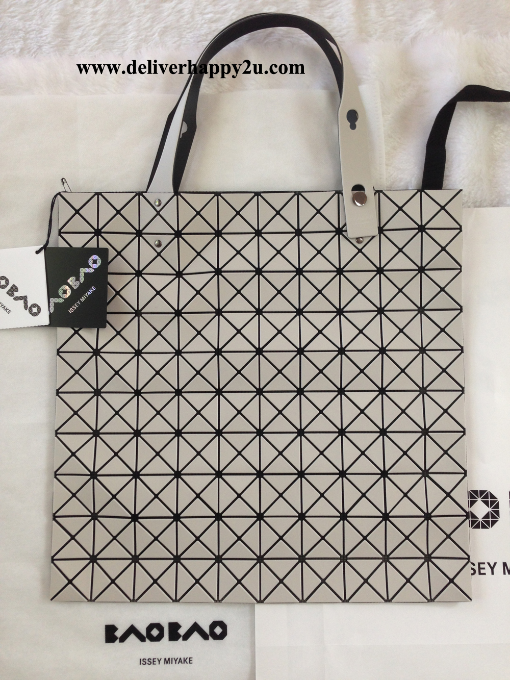 Baobao Bao Bao Issey Miyake ของใหม่ป้ายห้อย อุปกรณ์ครบ ของแท้จากญี่ปุ่น พร้อมส่งขนาด 10 x 10 สี light grey (ผิว matte) เทาควันบุหรี่แบบด้าน รูปที่ 1