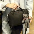 กระเป๋าสะพายข้าง แฟชั่นเกาหลีผู้หญิงพร้อมตุ๊กตาหมีหนังเย็บลายสี่เหลี่ยมสวย นำเข้า สีดำ - พร้อมส่งIS1040