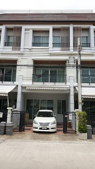 ให้เช่าทาวน์โฮม บ้านกลางเมือง Urbanion ศรีนครินทร์ 46 พร้อมเฟอร์ ตกแต่งสวย รูปที่ 1