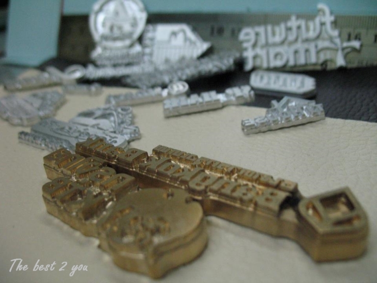 รับสั่งผลิต ปั๊มโลโก้ ลงบนสินค้าแบรนด์ The Signature สวยงาม หรูหรา เกินราคา ทำเป็นของขวัญ ของที่ระลึก ของชำร่วย ของพรีเมี่ยม ตอบแทนลูกค้า และคนสำคัญของคุณ รูปที่ 3