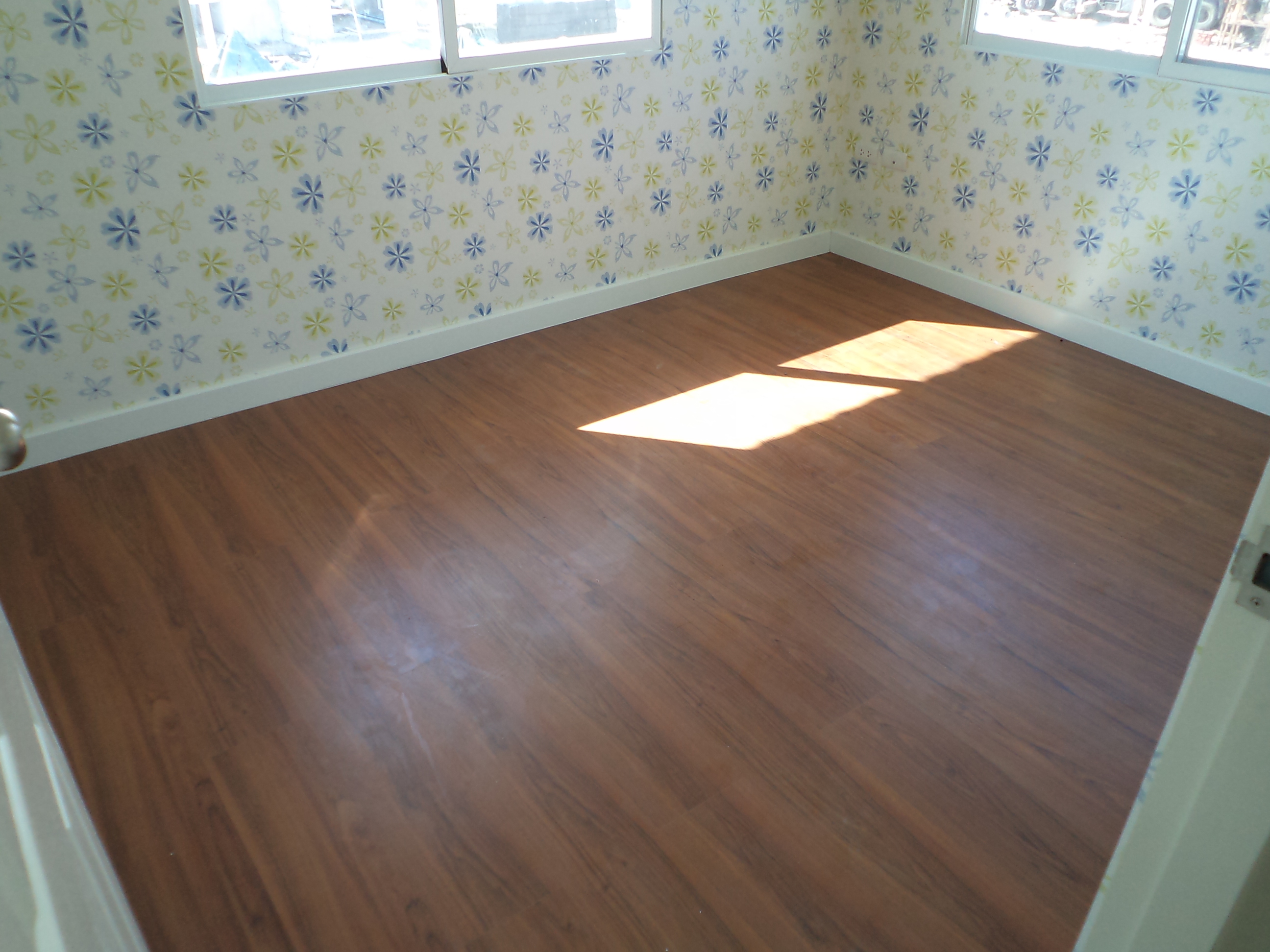 พื้นกระเบื้องไวนิลลายไม้(คลิ๊กล๊อค) พื้นไม้ลามิเนต(Premium) Laminate Flooring & Vinyl Floor รูปที่ 1
