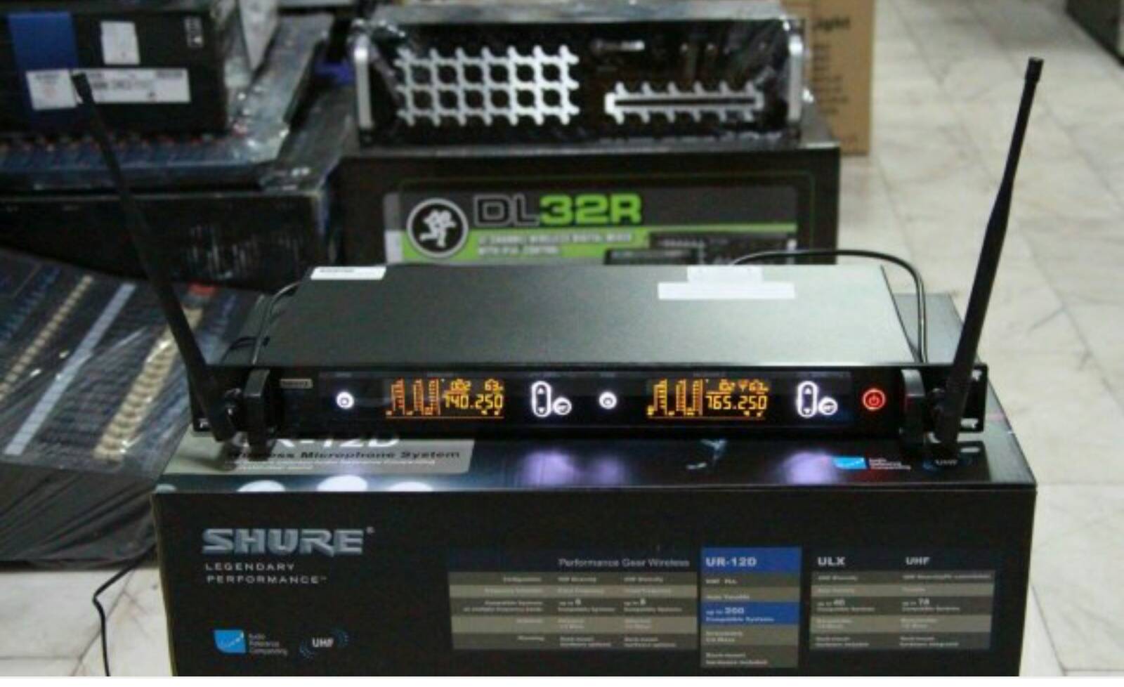 ขายไมล์ลอย SHURE UR 12 D รุ่นใหม่ล่าสุด รูปร่างสวยงาม ไฮโซมาก รุ่นใหม่ล่าสุด ของแท้ โทนเสียงนุ่ม ใส กว้าง  คมชัดเจน รับสัญญาณได้ดี ไม่มีหลุด สามารถจูนความถี่ได้  รูปที่ 2