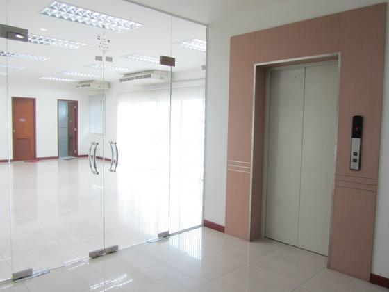 Office for rent in the center of the Bangkok city near to BTS Chong Nonsi 200 Sqm.only 75,000 Bath  รูปที่ 1