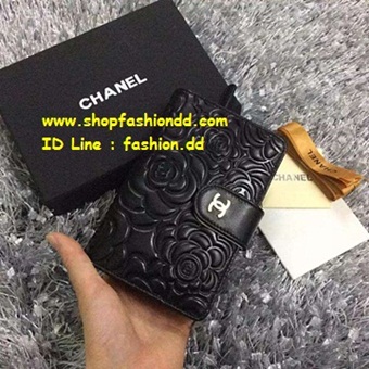 Chanel wallet สีดำ ลายดอกคามิลเลียน หนังแกะ สวยงาม เกรด Hiend  กระเป๋าตังChanel งานเนี๊ยบสวยเป๊ะ หนังแท้   อะหลั่ยปั๊มครบทุดจุด มีหลายช่อง ใบขนาดกลาง  มาพร้อมถุงผ้า การ์ด กล่อง ถุงกระดาษ Chanel  ส่งฟรีEMS รูปที่ 1