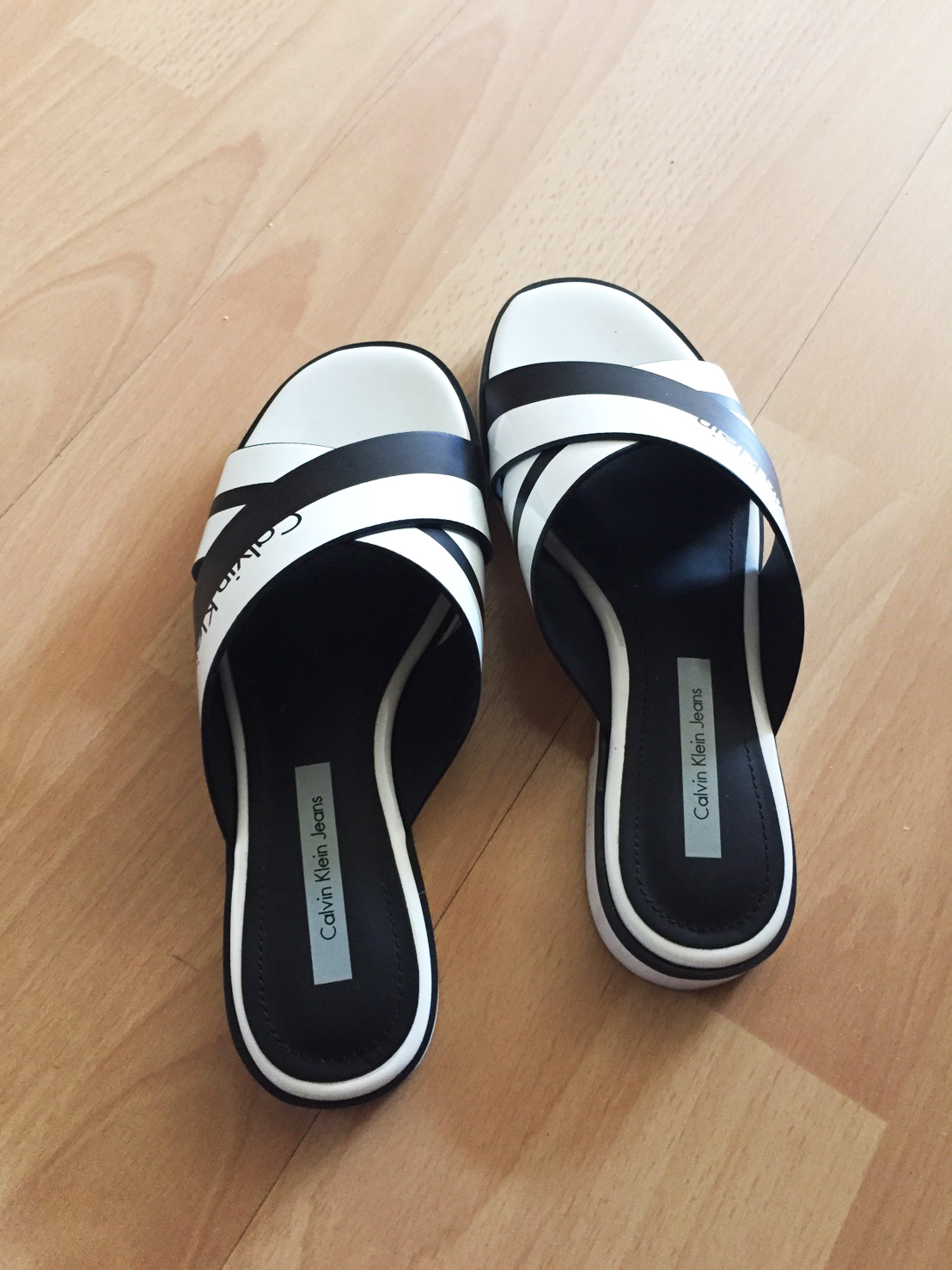 ส่งฟรี!!! รองเท้าผู้หญิง Calvin Klein jean Size 35 รูปที่ 2