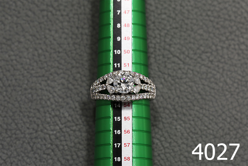 แหวนเพชร 2.13 Ct.  เม็ดกลาง 1.00 Carat มีใบเซอร์ GIA น้ำ 98 รูปที่ 1