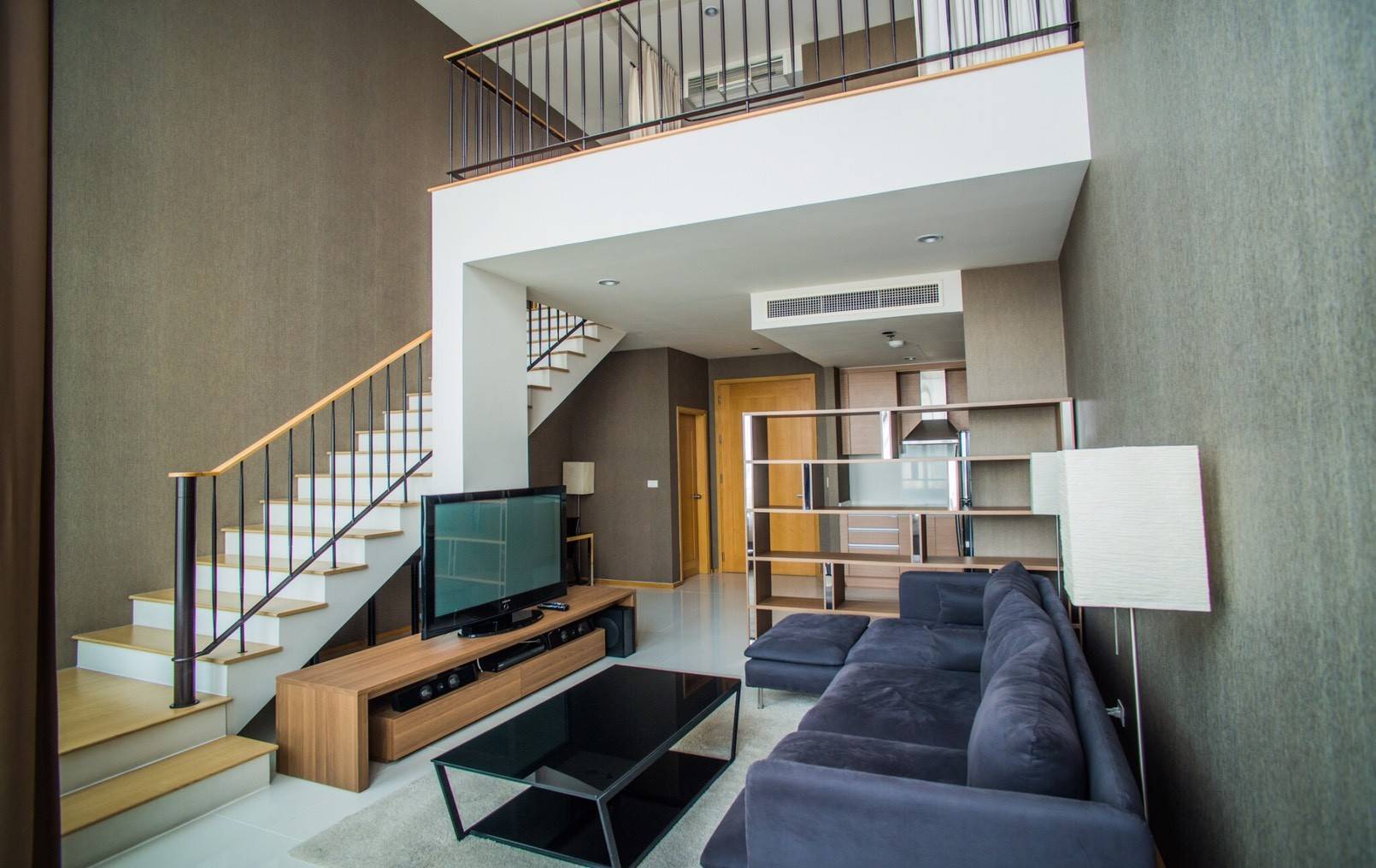 เช่าด่วน คอนโด The Emporio Place สุขุมวิท 24  แบบ Duplex 1 ห้องนอน 5 นาทีจาก BTS พร้อมพงษ์ Urgent Rent The Emporio Place 1 Bedroom Duplex Sukhumvit 24 (5 Min from BTS Prompong) รูปที่ 1