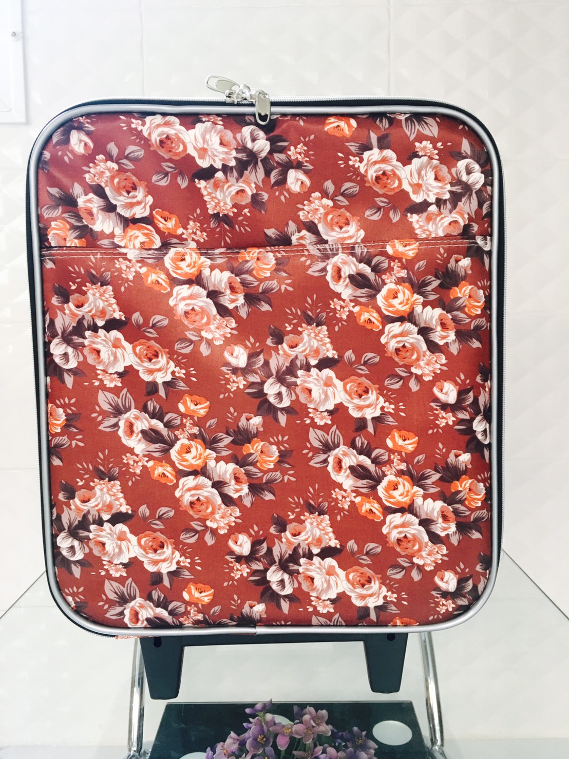 กระเป๋าเดินทางแบบผ้า ลายดอกไม้พื้นน้ำตาล ขนาด 16 นิ้ว รูปที่ 1
