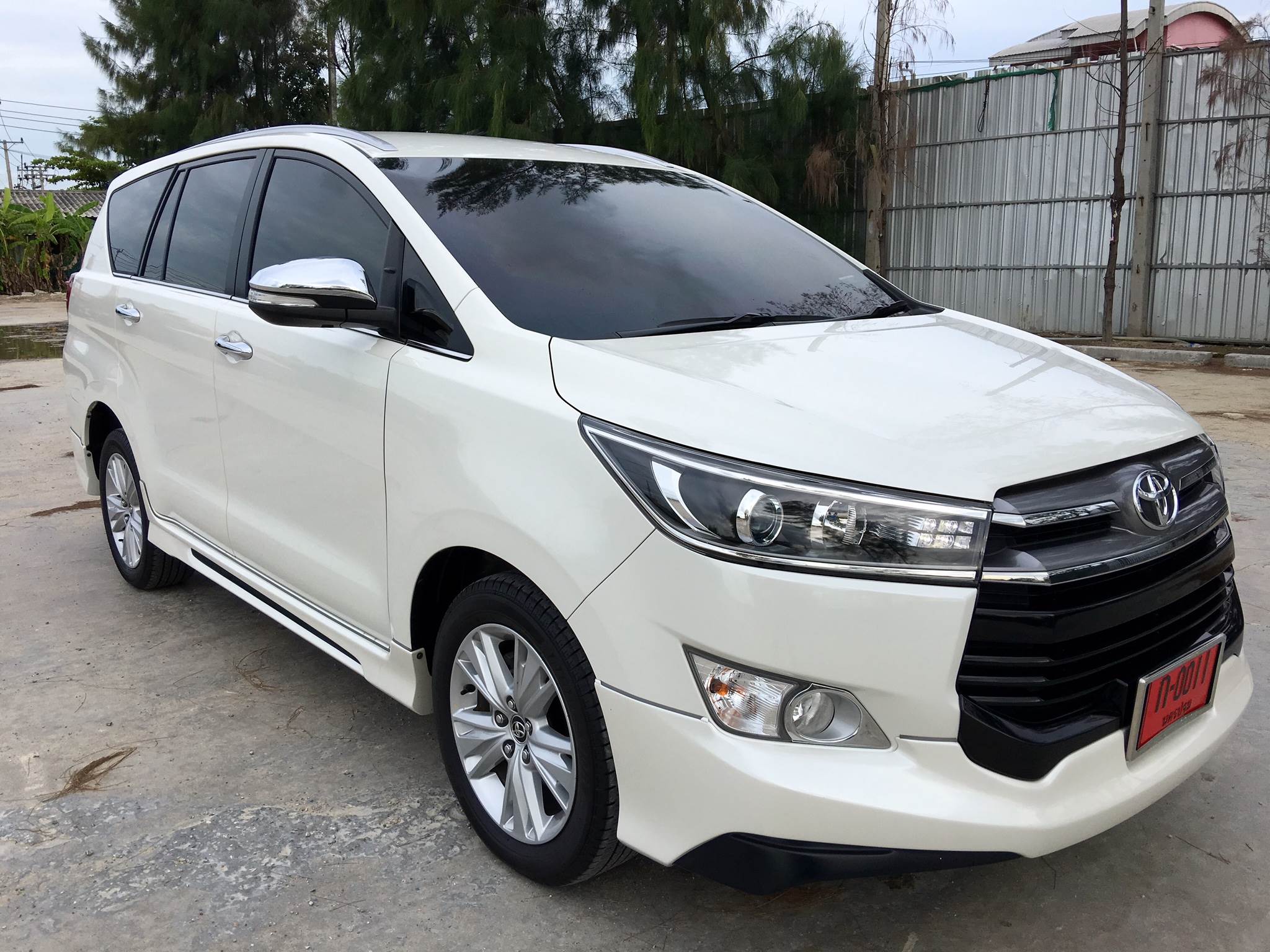 รหัสBT167 ใหม่ฟุดๆๆๆ คันเเรกในตลาดรถมือสอง ปทท 6  Month  Toyota Innova Crysta 2.8 V Diesel รุ่น Top สุด Full option เลขไมล์ 14,×××km ราคาป้ายเเดง 1.429 ล้านบาท รถใหม่ไม่มีของจร้าต้องจอง สามเดือนมาซื้อที่เบตั้นชัวร์ออกรถได้เลยไม่ต้องรอเเถมถูกกว่า ป้ายเเดงสองเเสนกว่า สภาพใหม่กริ้บๆ  Warranty Toyota 3 ปี ครบ  ราคาสุดพิเศษเพียง 1,218,000 บาทเท่านั้น  Option -Tv Dvd Navigator -Bluetooth radio -เบาะไฟฟ้า -เเอร์หน้าหลัง 3 ตอน -ชุดเเต่งรอบคันจากศูนย์ -Push Start -Air Digital -กุญเเจอัจฉริยะ -เบาะหนังเเท้ สนใจติดต่อสอบถามได้ที่.  081-9859973 พล Id line : kam01092512 รูปที่ 1