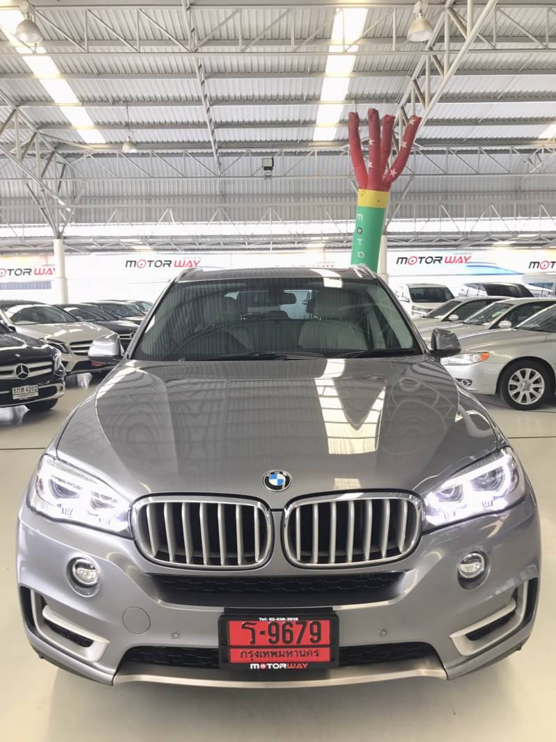 รหัสMW153 BMW X5 sDrive25d รถปี2015  ป้ายแดง  รถป้ายแดงยังไม่จดทะเบียน วิ่ง 53,970Km.  ราคา 3,400,000 บาทครับ  ศูนย์รถยนต์มือสอง มาตราฐานดี ของเมืองไทย  มองหารถสวย สภาพดี ต้องมาที่นี่เลยครับ ซื้อ-ขาย-แลกเปลี่ยน สนใจติดต่อ 081-9859973 พล ld line : kam01092512 รูปที่ 1