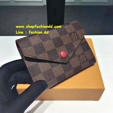 กระเป๋าสตางค์ Louis Vuitton Monogram Canvas Victorine in Red Wallet หนังแท้ (เกรด Hi-end)  ์แบบมาใหม่ชน Shop รุ่นยอดนิยม งานเนี๊ยบสุดๆ ค่ะ อะไหล่ Gold hardware ทุกชิ้นทำจากวัสดุชั้นดี ไม่ลอกง่าย  สินค้าคุณภาพทุกชิ้น มี Datecode หนังแท้ 100 % ขึ้นเม็ดเงางาม รูปที่ 1