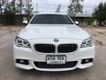 รหัสBT184 ปี 2015 (ตัวรถปี 2014) Bmw 525 D M Sport รถศูนย์ มิเลเนี่ยม ไมล์ 105,xxx Km Option : - เครื่องยนต์ Twin Turbo พร้อม Bmw Effcient Dynamics - Brake Energy Regenetation - ระบบปิดประตูแบบผ่อนแรงกระแทก - ชุดแต่ง M Sport - ไฟ LCI - Navigator  ราคา 2,289,000 บาท สนใจติดต่อและทดลองขับ 081-9859973  พล ld line : kam01092512