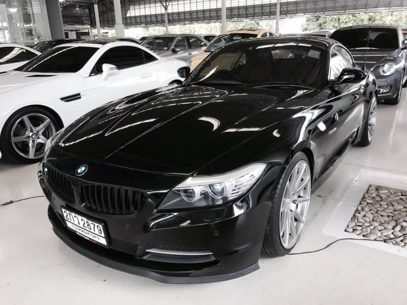 รหัสMW154 Bmw Z4 (Coupe)ZDrive 23l เครื่อง 3,000 ซีซี สีดำ ปี2009 แอร์ AUTO,วิทยุ - CD,MP3,DVD,เซ็นทรัลล็อก,กุญแจรีโมท-สัญญานกันขโมย,กระจกไฟฟ้า,กระจกมองข้างปรับไฟฟ้า,Airbag,เบรก ABS,เบาะหนังแท้,เบาะไฟฟ้า-คู่หน้า,ไมล์ Digital,พวงมาลัยเพาเวอร์ เปิดประทุนหลังคาแข็งด้วยระบบไฟฟ้า รายละเอียด - ภายนอก ไฟซีนอน,ไฟตัดหมอก,กระจกมองข้างพับไฟฟ้า,ล้อแม็กซ์,กระจกไล่ฝ้า,Park Sensor,Book Service รายละเอียดเพิ่มเติม -วิ่ง 78,xxx km, คู่มือ Book Service ครบ -รถออกศูนย์ BMW Thailand -ชุดแต่งรอบคัน แม็ก 19