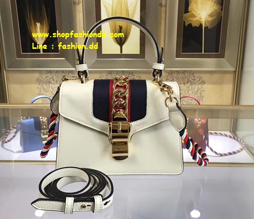 New Gucci Sylvie Leather Mini in White Bag (เกรด Hi-End) หนังแท้ รุ่นใหม่ชน Shop   เกรดคุณภาพ ตามแบบฉบับของ Gucci งานคุณภาพดีที่สุด การตัดเย็บทำอย่างดีสุด จึงเหมือนของแท้ ทั้ง Pattern และ Size  งานเย็บขอบต่างๆรูปร่างและ รูปทรงเหมือนของแท้ทุกประการ งานสวยเนี๊ยบ เก็บรายละเอียดเรียบร้อยทุกกจุด  Size : W20x H14xD8cm สินค้ามาพร้อมกับ การ์ด+Book Care+สายสะพาย+ถุงผ้า+ถุุงกระดาษ Gucci รูปที่ 1