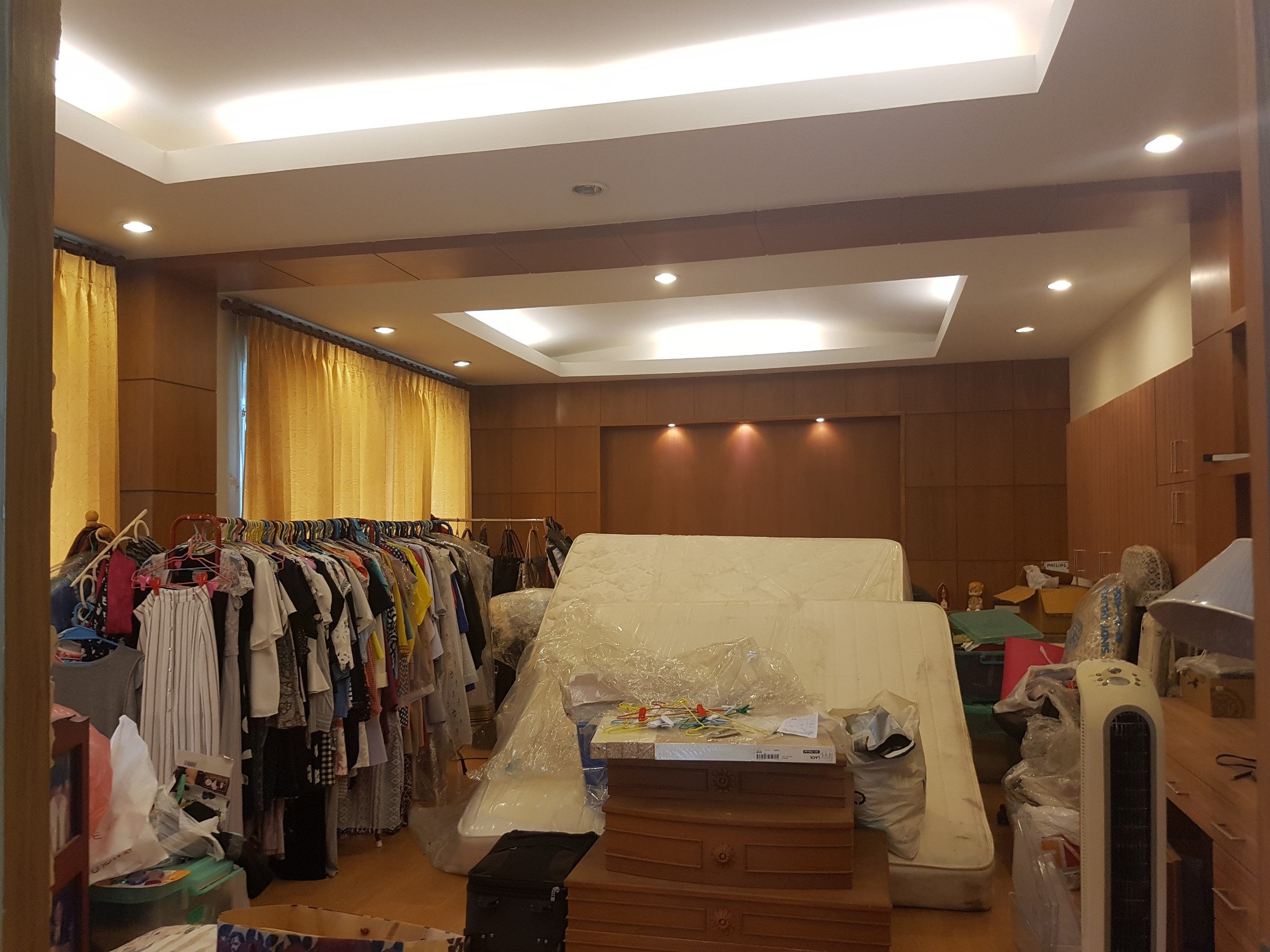 ขายบ้านตึก 3 ชั้น 129 วา 6 ห้องนอน 8 ห้องน้ำ แอร์ 8 ตัว จอดรถ3-4 คัน บ้านคุณภาพสร้างโดยบริษัท รอยัลเฮ้าส์ อยู่ซอยประชาชื่น ถนนราชดำเนิน ต.คลองกระแซง อ.เมืองเพชรบุรี จ.เพชรบุรี รูปที่ 4