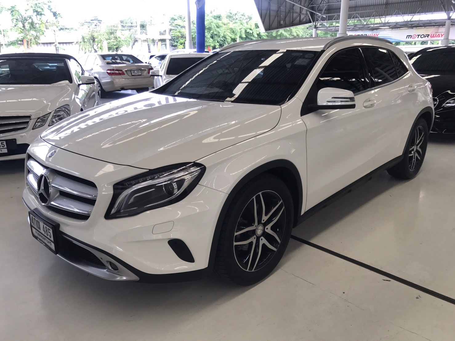 รห้สMW166 MERCEDES-BENZ GLA-CLASS X 156 (ปี14-17) GLA 200 ข้อมูลรถ ยี่ห้อMERCEDES-BENZรุ่นGLA-CLASSโฉมX 156 (ปี14-17)ปี2015 เกียร์ATเครื่องยนต์เบนซิน, 1,600cc.สีเทา รายละเอียด - ภายใน แอร์ AUTO,MP3,DVD,จอ LCD,เซ็นทรัลล็อก,กระจกไฟฟ้า,กระจกมองข้างปรับไฟฟ้า,Airbag,เบรก ABS,เบาะไฟฟ้า-คู่หน้า,เบาะหนัง,ไมล์ Digital,พวงมาลัยเพาเวอร์,พวงมาลัย Multifunction รายละเอียด -   รูปที่ 1