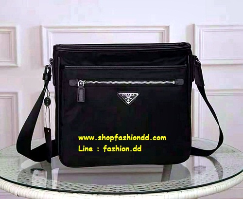 พร้อมส่ง Prada Massenger Nylon in Black Bag (เกรด Hi-end)  เอาใจหนุ่มๆ สำหรับ messenger bag เป็นผ้าไนล่อนนาโน ตัวกระเป๋าขนาดกำลังดี  สีดำด้านสวยมากๆ ทำงานหรือเรียน เท่ห์และคลาสสิคสุดๆ  มีช่องแบ่งเก็บของได้ถึง 3 ช่องแยกใส่ของเป็นสัดส่วน น้ำหนักเบา จุของคุ้ม สายยาว ปรับได้ free size  สามารถสะพาย cross body ได้ ใบนี้ ห้ามพลาดเลย รีบหน่อยมีจำนวนจำกัด ทรงแนวตั้ง ขนาด :w26×h25xd6