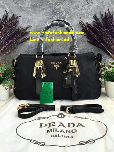 พร้อมส่ง กระเป๋าสะพาย PRADA เป็น กระเป๋าผ้าไนล่อน สลับหนัง สีดำ (เกรด Hi-end)  -- กระเป๋าแบบสะพายไหล่ได้ เปิดปิดด้วยซิป รูปที่ 1