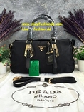 พร้อมส่ง กระเป๋าสะพาย PRADA เป็น กระเป๋าผ้าไนล่อน สลับหนัง สีดำ (เกรด Hi-end)  -- กระเป๋าแบบสะพายไหล่ได้ เปิดปิดด้วยซิป