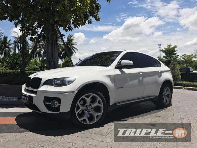 รหัสTM437 นานๆ ที่ถึงจะเข้ามาครับ ใครหาอยู่ไม่ควรพลาด BMW X6 E71/E72 (ปี08-13) xDrive 35d ปี 2011 รายละเอียด BMW X6 E71 Xdrive35d สีขาว ปี2011 เครื่อง 3.0 ดีเซล เกียร์ AT  ราคา 2,599,000.- สวยและถูกที่สุดในตลาด  ยิ่งดาวน์เยอะ ค่างวดยิ่งน้อยลง ประหยัดดอกเบี้ย เครื่องยนต์ 3,000 CC.  Sunroof หน้าจอ+Shortcut ภายในดำ มีบุ๊คเซอร์วิสเข้าศูนตามระยะ การันตีตัวถังไม่มีชน 100% กุญแจ 2 ดอก คู่มือ (ประวัติครบ) สนใจติดต่อและทดลองขับ 081-9859973 พล ld line : kam01092512 รูปที่ 1