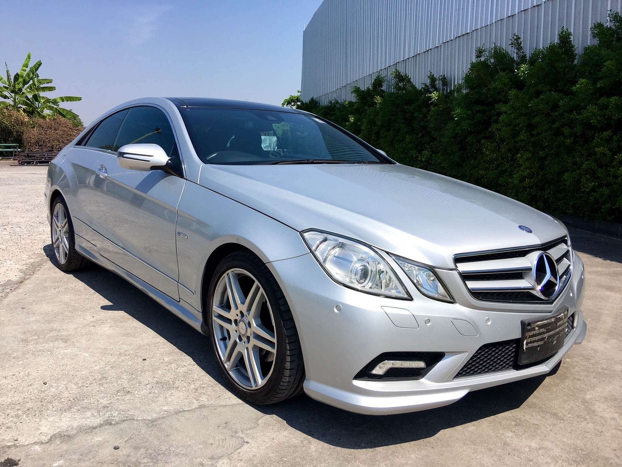 รหัสBT213ปี2014 Benz E250 cgi Coupe AMG รถศูนย์Daimler Thailand  Full option จากโรงงานทออกห้าง 5.79 ลบ.  -AMG Packet -Command7 DVD Bluetooh Telephone -Navigator -Push Start -Panoramic glass roof -เบาะเมมโมรี่3ตำแหน่งเต็มตัว -ไมล์ 70,000 กิโล  จัดให้ในราคาพิเศษเพียง 1,829,000 บาท สนใจติดต่อแบะทดบองขับ 081-9859973 พล ld line : kam01092512 รูปที่ 1