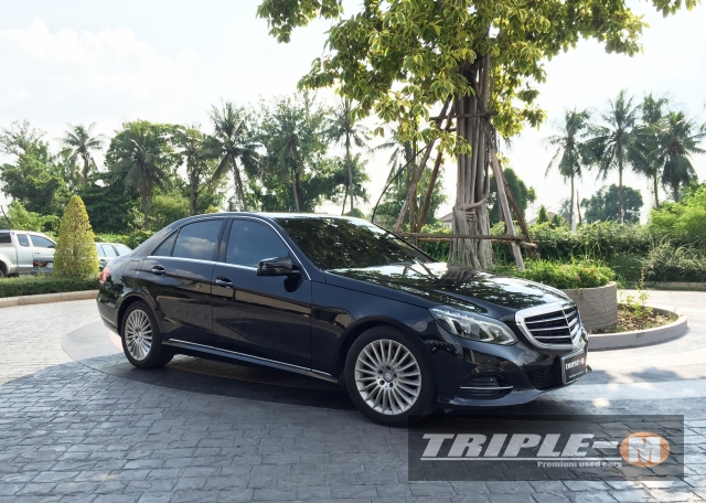 รหัสTM439 MERCEDES-BENZ E-CLASS W 212 (ปี13-15) E 300 [BlueTEC HYBRID] ปี 2015 รายละเอียด - คู่มือ Book Service ครบ -รถออก BENZ THAILAND ประกอบนอก CBU - เครื่องดีเซลไฮบริด -กล้องหลังเครื่องเล่น CD -กระจกไฟฟ้า เซ็นทรัลล็อค -พวงมาลัยพาวเวอร์ ABS AIRBAG -เบาะปรับไฟฟ้า เบาะหนังแท้ -แอร์ดิจิตอล ไฟตัดหมอก -CRUISECONTROL พวงมาลัย  ราคา 2,318,000 บาท ประเภท รถเก๋ง ยี่ห้อ MERCEDES-BENZ รุ่น E-CLASS รุ่นย่อย E 300 [BlueTEC HYBRID] สี ดำ เชื้อเพลิง ดีเซล,HYBRID เครื่องยนต์ 2,100 cc. เกียร์ AT ปีจดทะเบียน 2015 สนใจติดต่อและทดลองขับ 081-9859973 พล ld line : kam01092512 รูปที่ 1