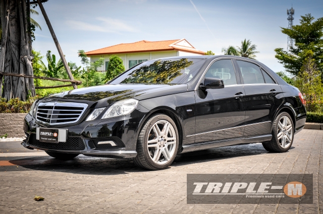 รหัสTM440 MERCEDES-BENZ E-CLASS W 212 (ปี09-12) E250 CGi ปี 2011 รายละเอียด NEW ARRIVAL  Mercedes-Benz E250 1.8 / เบนซิน / AT / ปี 2011  ราคา 1,729,000.- สวยและถูกที่สุดในตลาด  ยิ่งดาวน์เยอะ ค่างวดยิ่งน้อยลง ประหยัดดอกเบี้ย เครื่องยนต์ 1,800 CC. ชุดแต่งAMG หลังคาแก้ว ฝาท้ายไฟฟ้า navi เกียร์ 5 speed Memory seat mag amg ขอบ18 จอ command กล้องถอย park sensor cruis control paddle shift พวงมาลัย miltifunction การันตีตัวถังไม่มีชน 100% สนใจติดต่อแบะทดลองขับ 081-9859973 พล ld line : kam01092512 รูปที่ 1