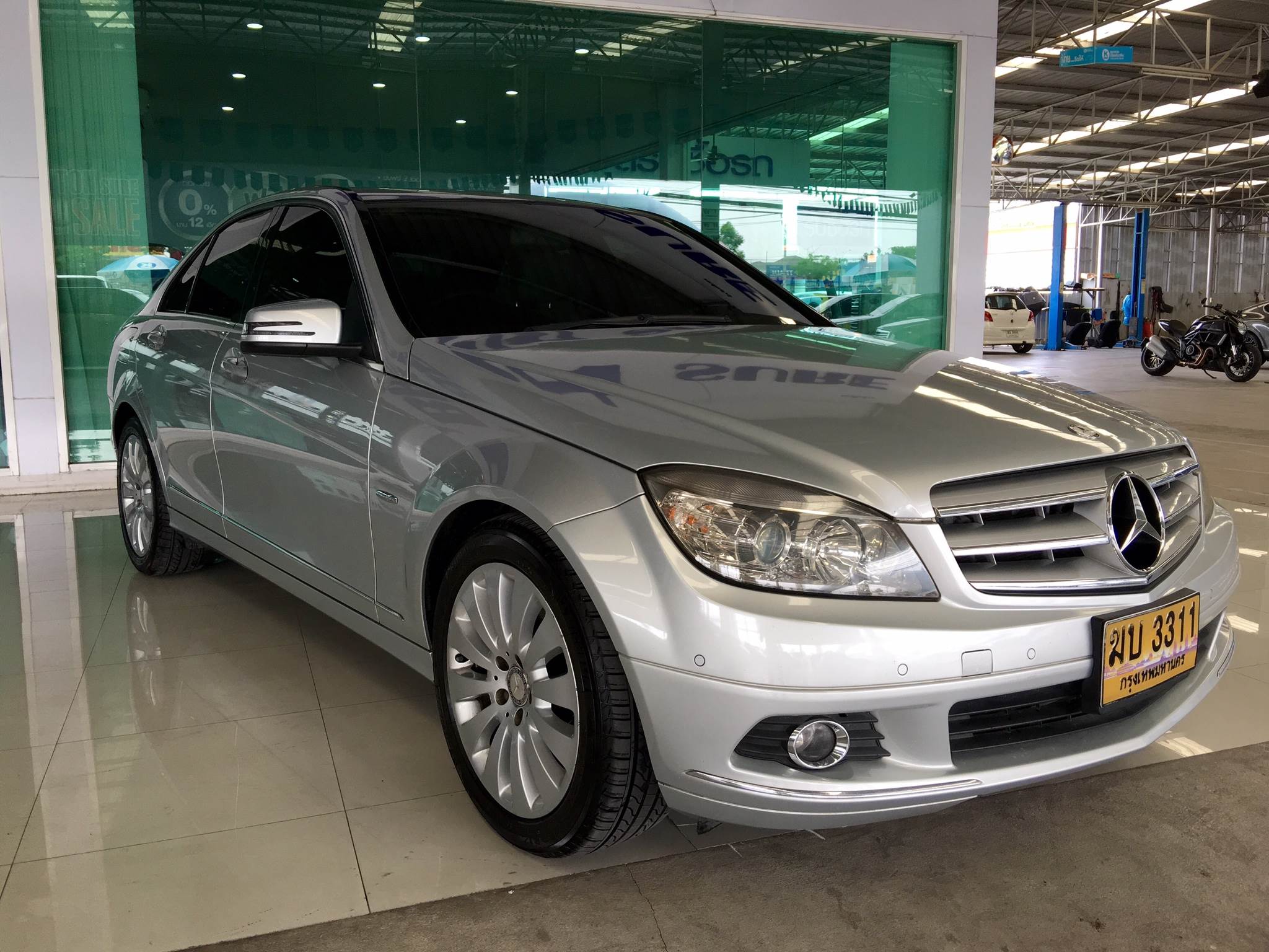 รหัสBT217 Benz C200 Kompressor.  1.8 ปี2011 สีเทาเงิน ม้านบังแดดหลัง พวงมาลัยมัสติฟังชั่น (รถ ศูนย์ Daimler) มือเดียวป้ายแดง เจ้าของเดิมใช้ถนอมสุดๆ ราคาโปรกันไปเลยครับกับไมล์ 13x,xxx กิโล  จัดให้ในราคาพิเศษ 899,000บาท สนใจติดต่อและทดลองขับ 081-9859973 พล ld line : kam01092512 รูปที่ 1