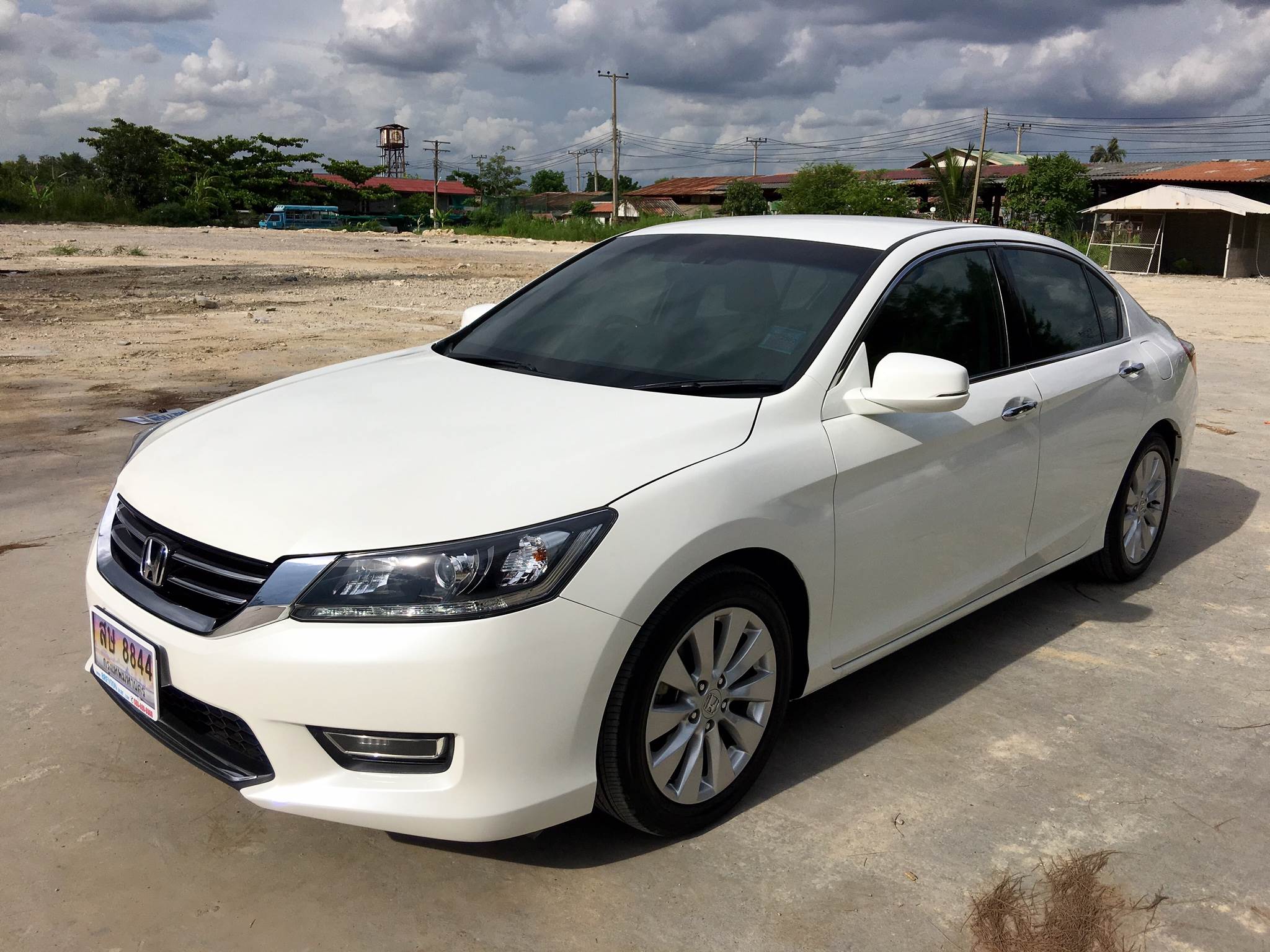 รหัสBT227 2013 Honda Accord 2.0 EL สีขาว ไมล์ 104,091 km.  -รถมือเดียวออกป้ายแดงมา -เช็คศูนย์ ตลอด ออกศูนย์ Honda Phraram 3  -ยางใหม่ 2016 ดอกเต็ม ใช้ยาว  -ภายในสวย เดิม เบาะหนังเดิม ไม่ช้ำ  -เครื่อง/เกียร์ดี ช่วงล่างแน่น  -การันตี ไม่เคยชนหนักผลิกคว่ำ   ราคา 839,000 Bath. (ไม่รวยป้ายทะเบียนจ้าา) สนใจติดต่อแบะทดบองขับ 081 -9859973 พล ld line : kam01092512 รูปที่ 1